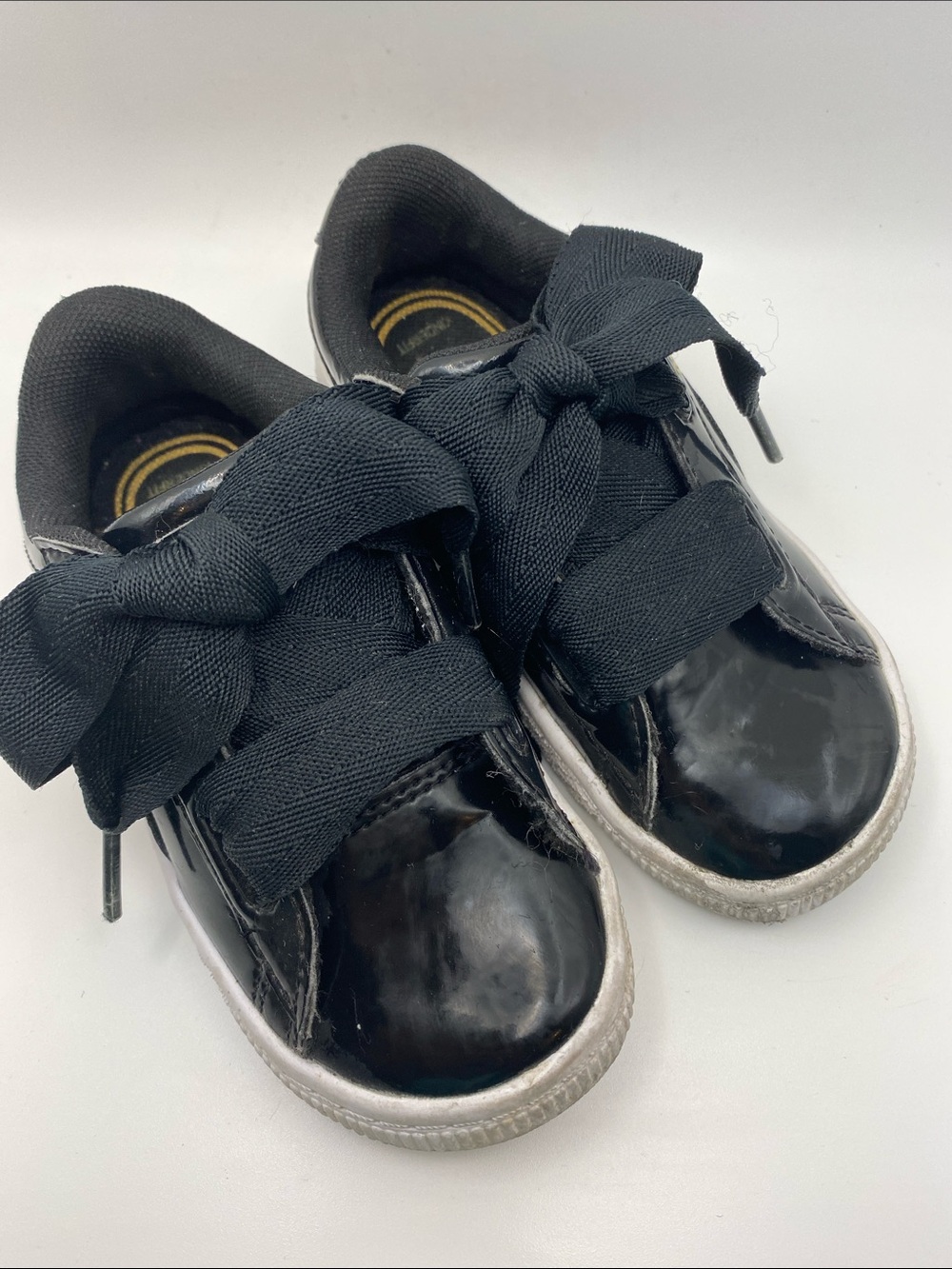 Kids Black Patent Sneaker with Bow Accent size 8
10-sh